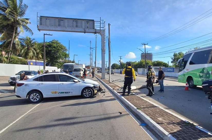 Ilumina remove poste danificado após acidente na Avenida Gustavo Paiva