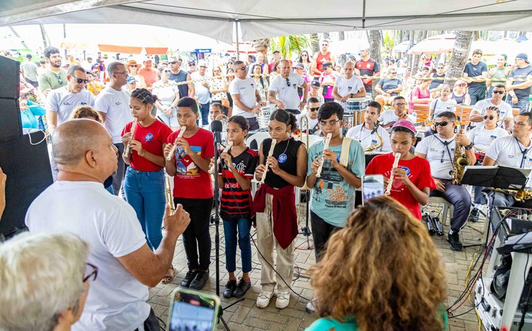 PM leva música e diversão a crianças na orla de Maceió