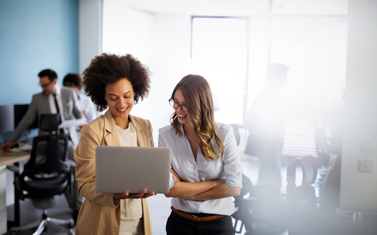 Presença feminina em posições de gestão de TI cresce com iniciativas afirmativas