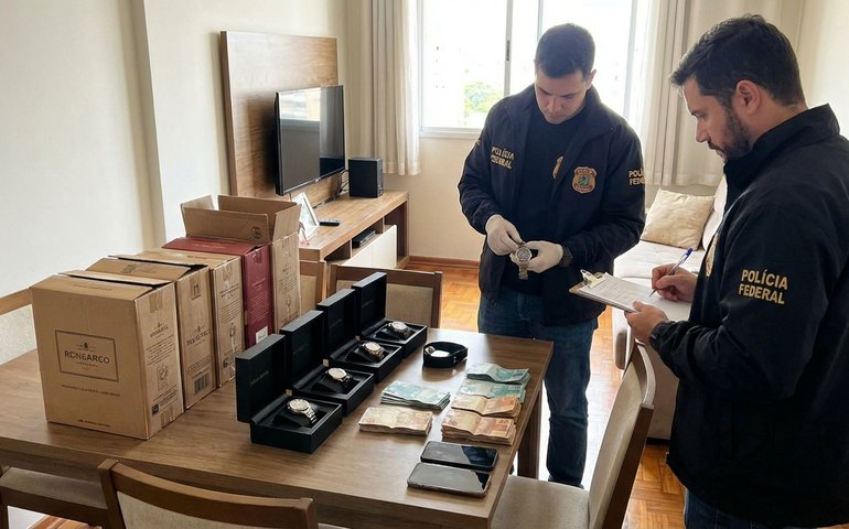 PF apreende relógios, caixas de vinho e dinheiro vivo em apartamento de deputado