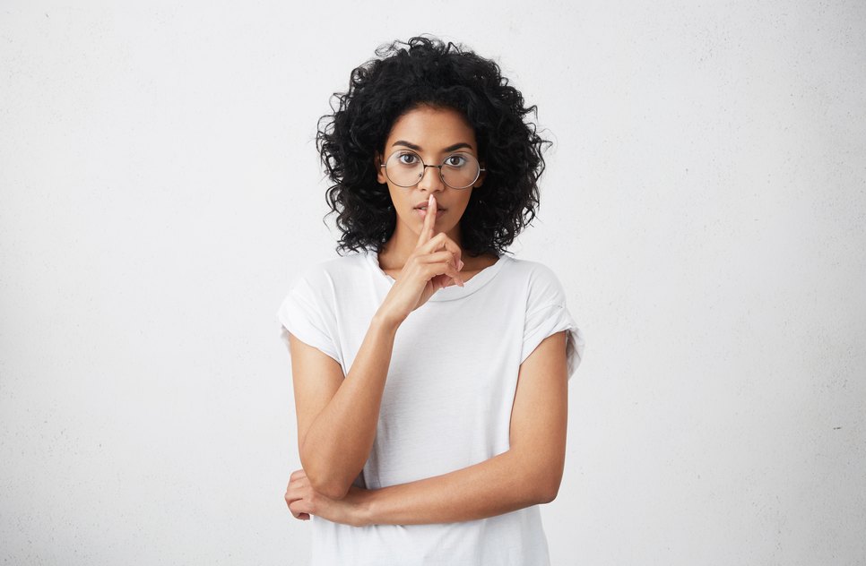 portrait-beautiful-young-dark-skinned-mother-wearing-stylish-round-eyeglasses / Foto: Foto: Ilustrativa Freepik