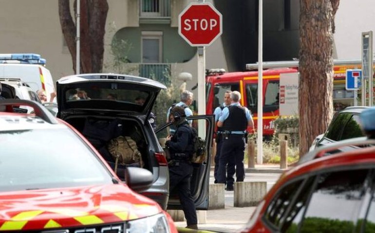 Suspeito de ataque a sinagoga na França foi visto por sistema de seguranças com uma bandeira palestina