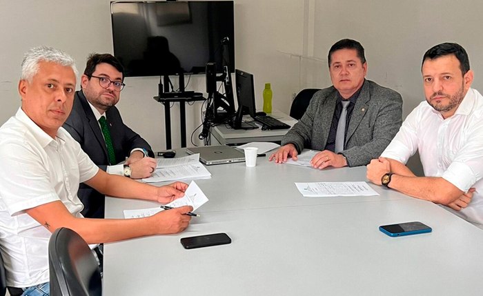 Reunião define cuidados e destinação para animais de rua na cidade