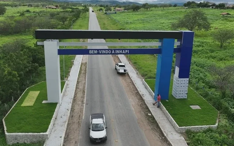 Codevasf e Prefeitura de Inhapi (AL) implantam dois pórticos para recepcionar visitantes