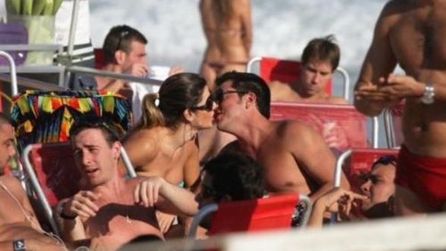 Mirella Santos e Ceará namoram na praia sem se importar com fotógrafos