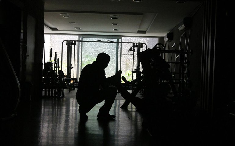 Incêndio em subestação provoca apagão na madrugada em todas as regiões