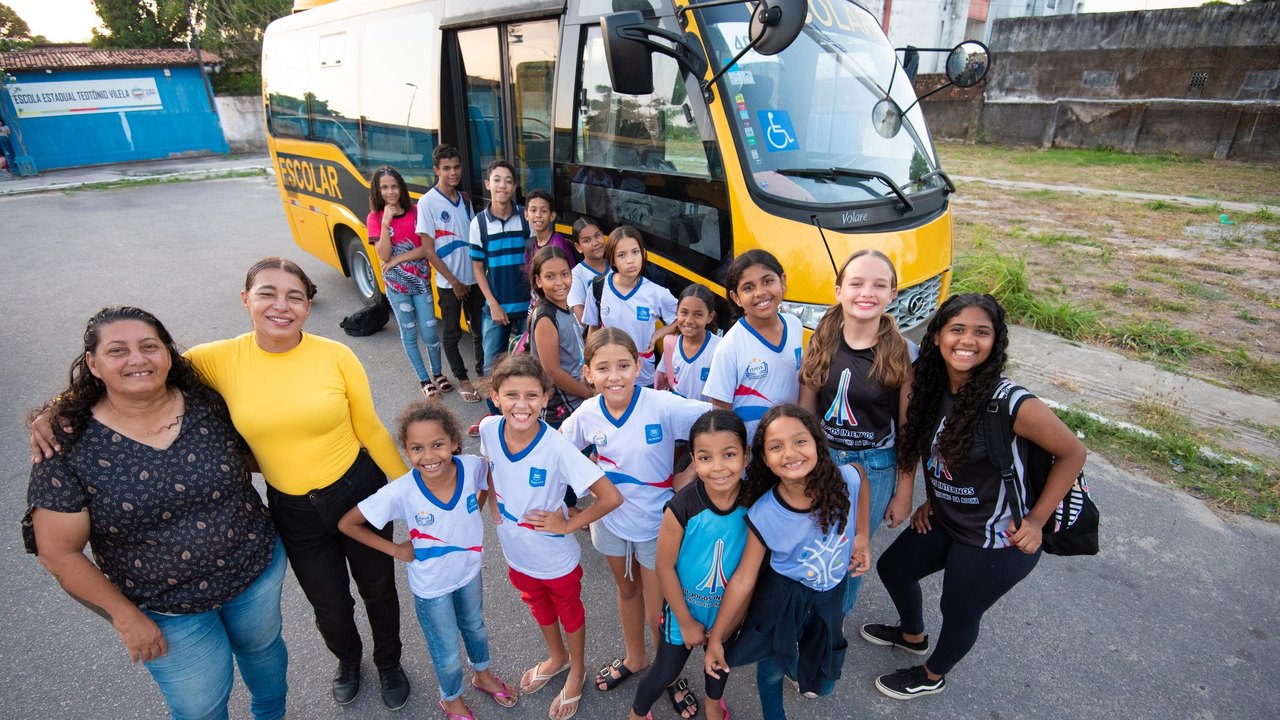 Elas no volante: a força feminina no transporte escolar da rede estadual