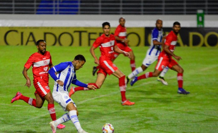 CRB vence clássico e cola na parte de cima da tabela