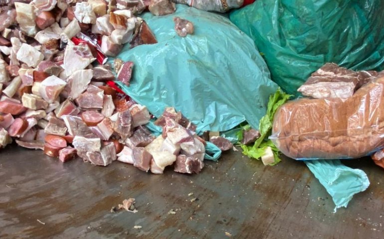 Pilar: Vigilância Sanitária apreende 400kg de carne e alimentos fora da validade em supermercado