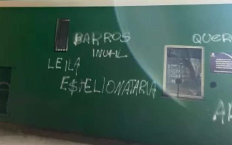 Torcida do Palmeiras picha muros do Allianz e pendura faixa em protesto contra Leila Pereira