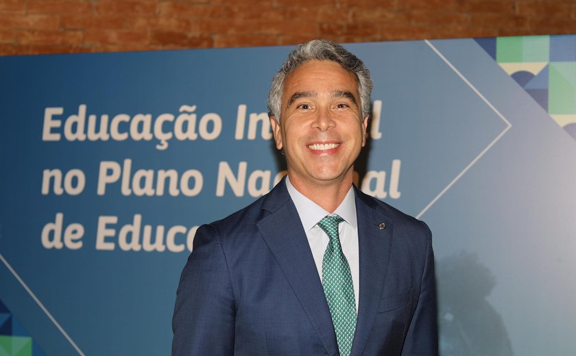 Presidente da bancada da Educação, deputado Rafael Brito lidera debate e ações para 2025