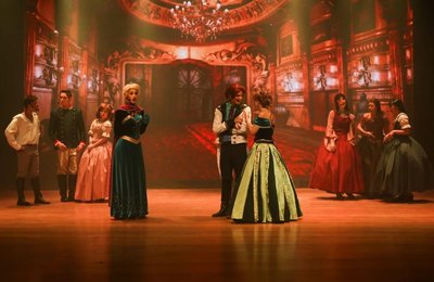 Espetáculo traz a magia da animação Frozen aos palcos do Teatro Gustavo Leite