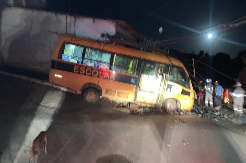 Ônibus escolar perde o controle e invade casa em Branquinha