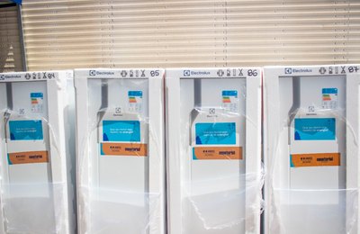 Moradora do Jacintinho contemplada pela campanha E + Geladeira da Equatorial festeja geladeira nova