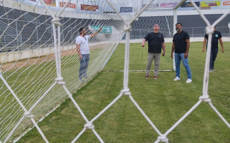 Em visita ao Fumeirão, secretário de Esporte destaca novas melhorias no Estádio Municipal de Arapiraca