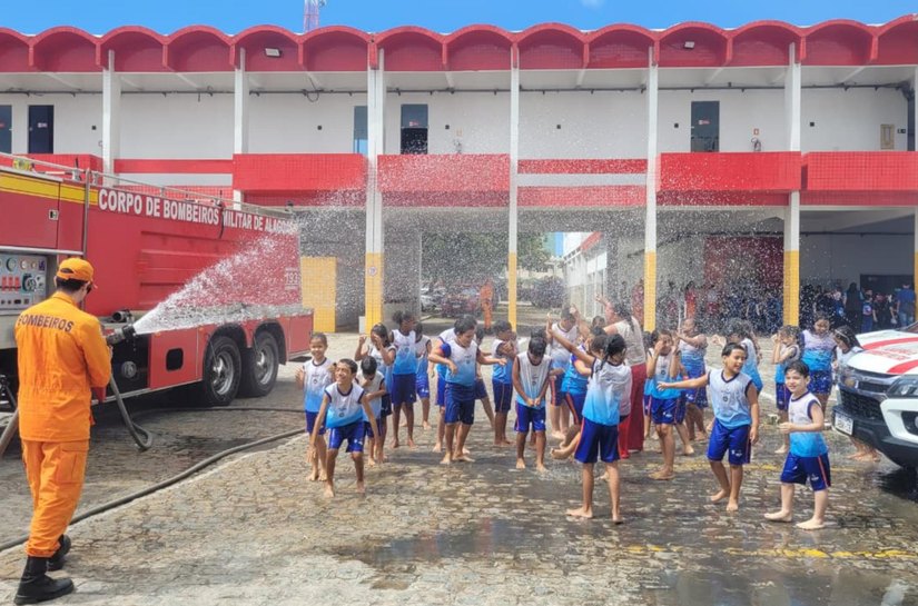 Corpo de Bombeiros recebe visita de 600 crianças em comemoração ao Dia do Soldado