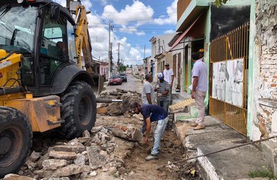 Prefeitura de Penedo trabalha para evitar alagamentos na Rua Campos Teixeira