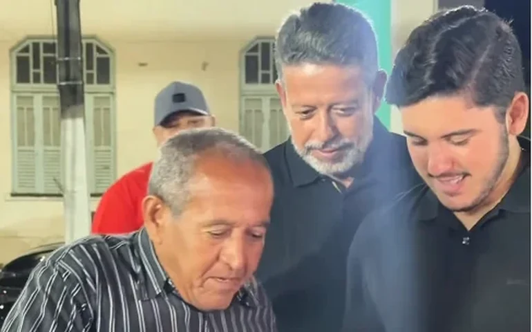 Arthur Lira e filho entregam motos sorteadas no interior de Alagoas: 'Dividimos, eu e painho'