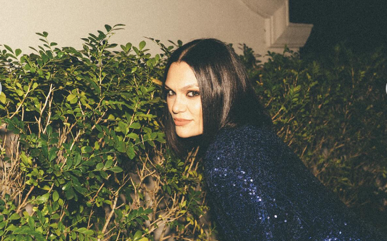 Jessie J fala sobre adiamento de cirurgia após diagnóstico de câncer de mama: “É frustrante, mas está fora do meu controle”