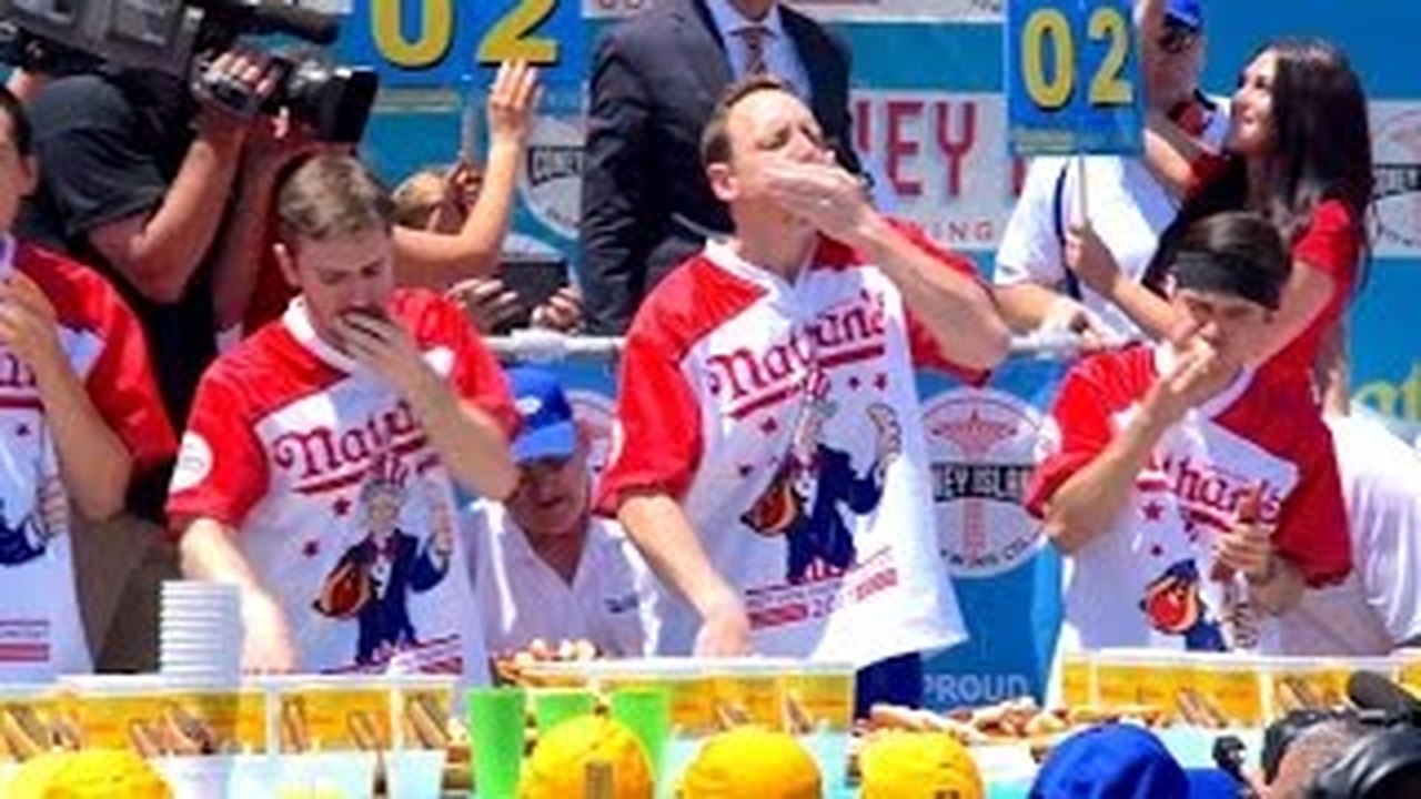 Com brasileiro na disputa, americano come 58 hot dogs e vence competição tradicional nos EUA; vídeos