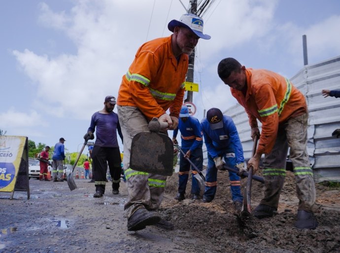 Rua Cônego Costa recebe mutirão emergencial da Operação Tapa-Buraco