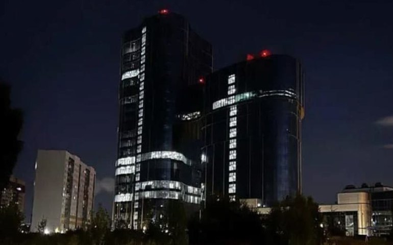 Morte de Prigojin: Luzes no prédio do grupo Wagner exibem cruz gigante, na Rússia