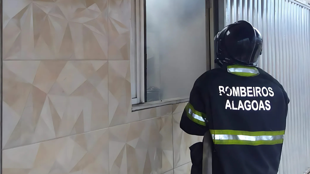 Bombeiros controlam princípio de incêndio em prédio na Ponta Verde, em Maceió