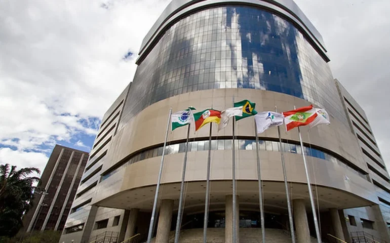 Juiz manda cancelar as matrículas de transexuais