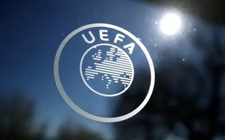 Uefa abre investigação contra o Barcelona após prisão de dois torcedores em jogo com o PSG