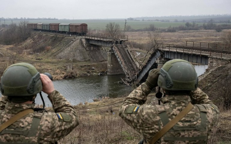 Rússia atinge infraestrutura de transporte usada para envio de armas à Ucrânia