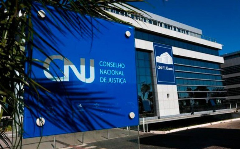 Quem é e quanto ganha juíza de SC afastada por gritar com testemunha em audiência