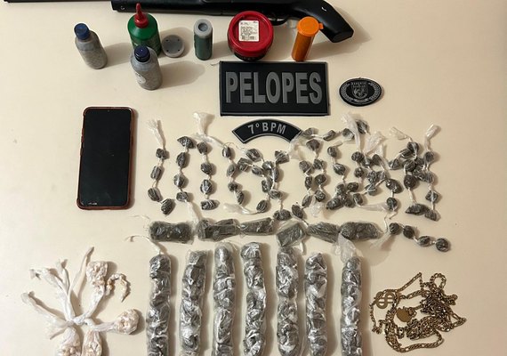 PM apreende armas e drogas e prende homem com mandado em aberto no interior