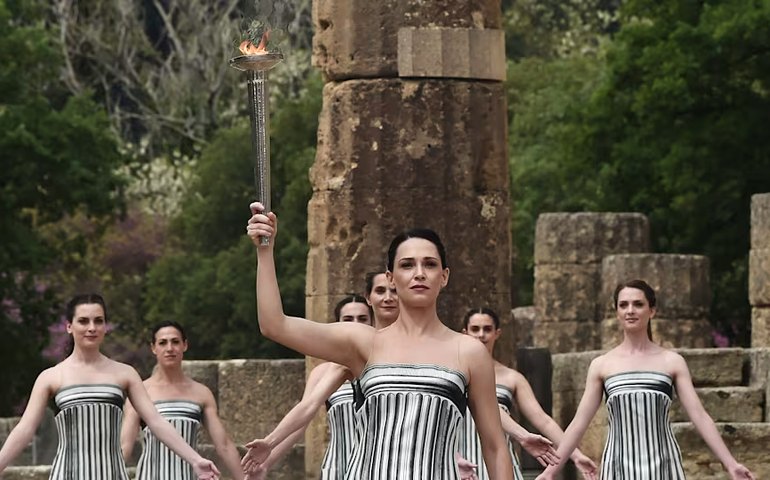 Chama olímpica de Paris é acesa na Grécia: entenda como fogo não se apaga durante revezamento da tocha