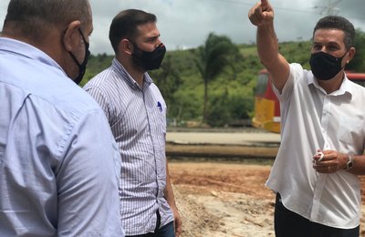 Prefeito Neno Freitas visita área onde serão construídos dois equipamentos de lazer para a população