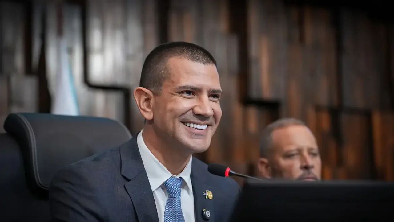 Douglas Ruas é eleito governador do Rio de Janeiro no primeiro turno após retotalização dos votos