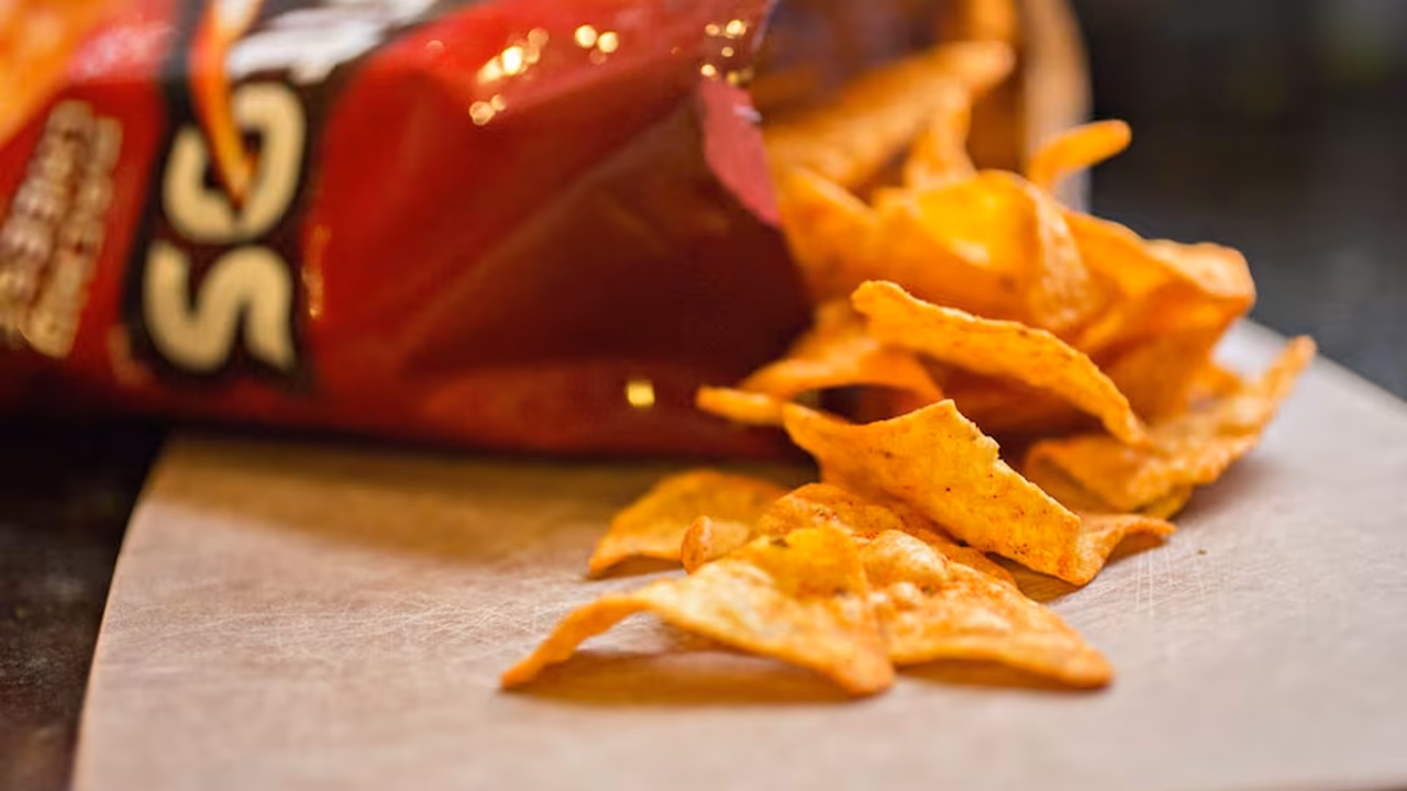 Crescimento de empresas privadas leva biscoito Doritos e sabonete Palmolive a Cuba, mas poucos têm dinheiro para comprar