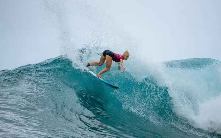 Tatiana Weston-Webb estreia com vitória na etapa do Taiti do Circuito Mundial de surfe
