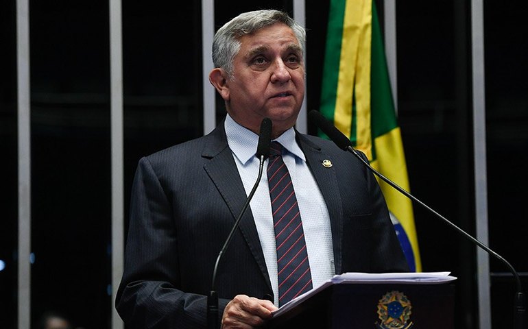 Izalci Lucas critica PEC que extingue escala 6x1 e questiona programas sociais