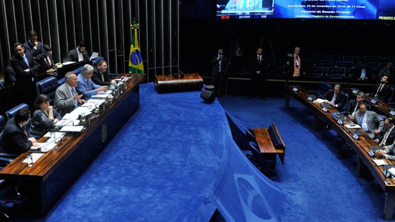 Democracias e autocracias passarão a entrar em conflito, diz comentarista do FT