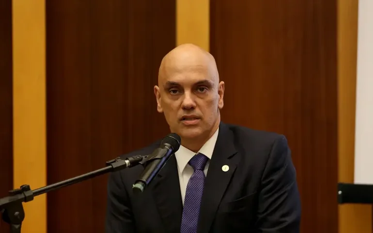 Moraes vota por manter Bolsonaro preso na Papudinha e nega prisão domiciliar