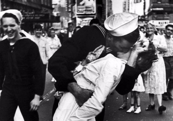 Morre enfermeira símbolo do fim da Segunda Guerra Mundial