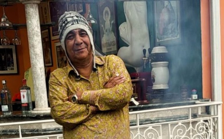 Zeca Pagodinho atualiza look de frio com pijama presenteado por Seu Jorge