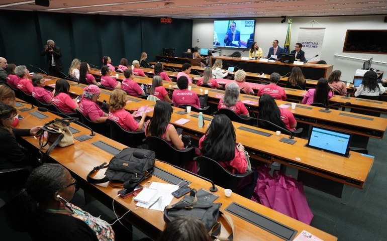 Câncer de mama: especialistas debatem baixa cobertura de rastreamento e avanços no tratamento