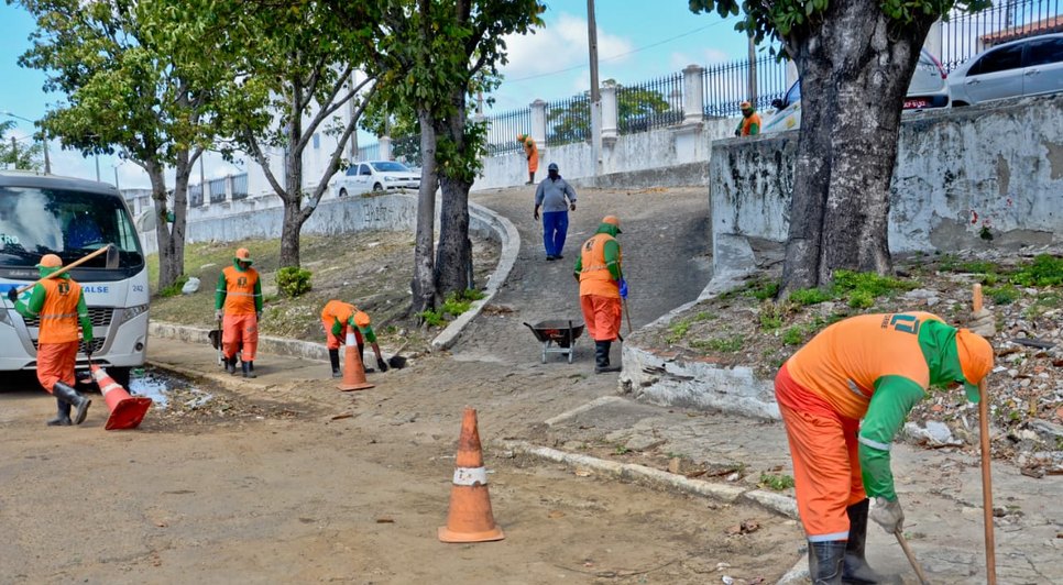 Serviço de limpeza nos cemitérios
