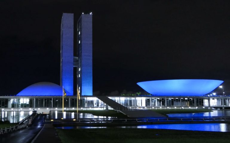 Iluminação azul no Congresso homenageia dias do Surdo e das Línguas de Sinais