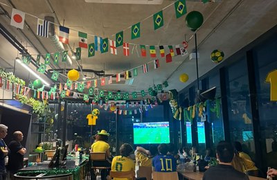 A nova forma de torcer: moradores encontram experiências de Copa dentro do próprio residencial