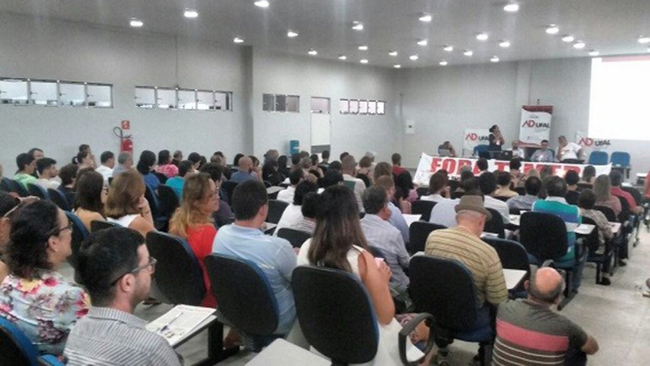 Professores da Ufal decidem entrar em greve por tempo indeterminado