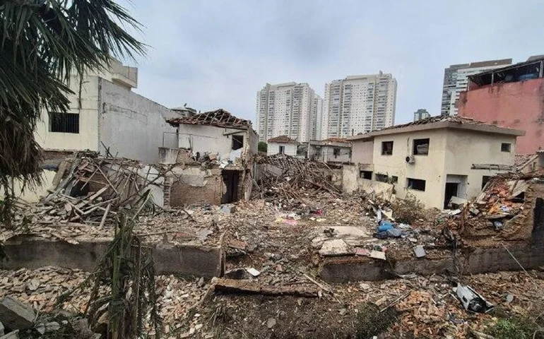 Explosão em depósito clandestino de fogos deixa um morto e destruição no Tatuapé, em SP