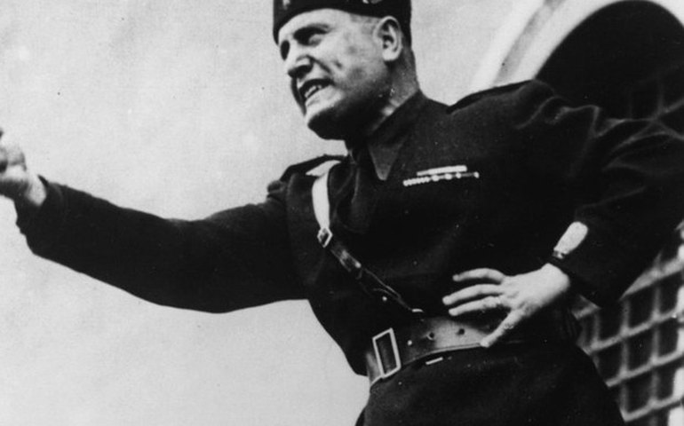 Cientistas ‘decifram’ texto misterioso que Mussolini enterrou sob obelisco