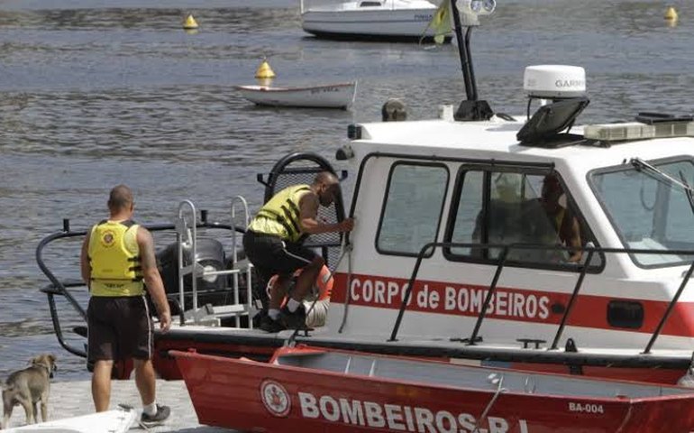 Bombeiros acham corpos desaparecidos após naufrágio do dia 5 na Baía da Guanabara